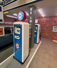 Load image into Gallery viewer, Plain Vintage Petrol Pump